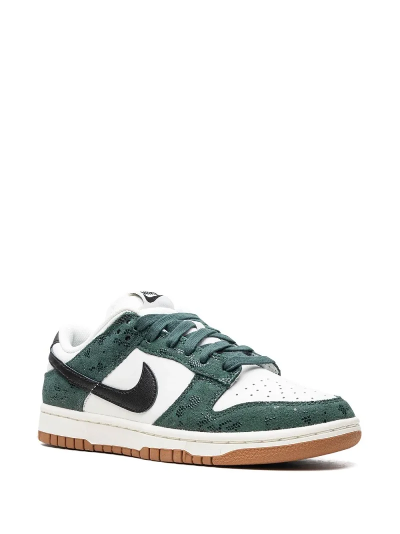 Dunk Low Sneakers