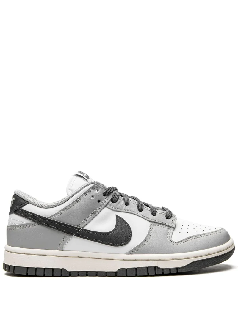 Dunk Low Sneakers