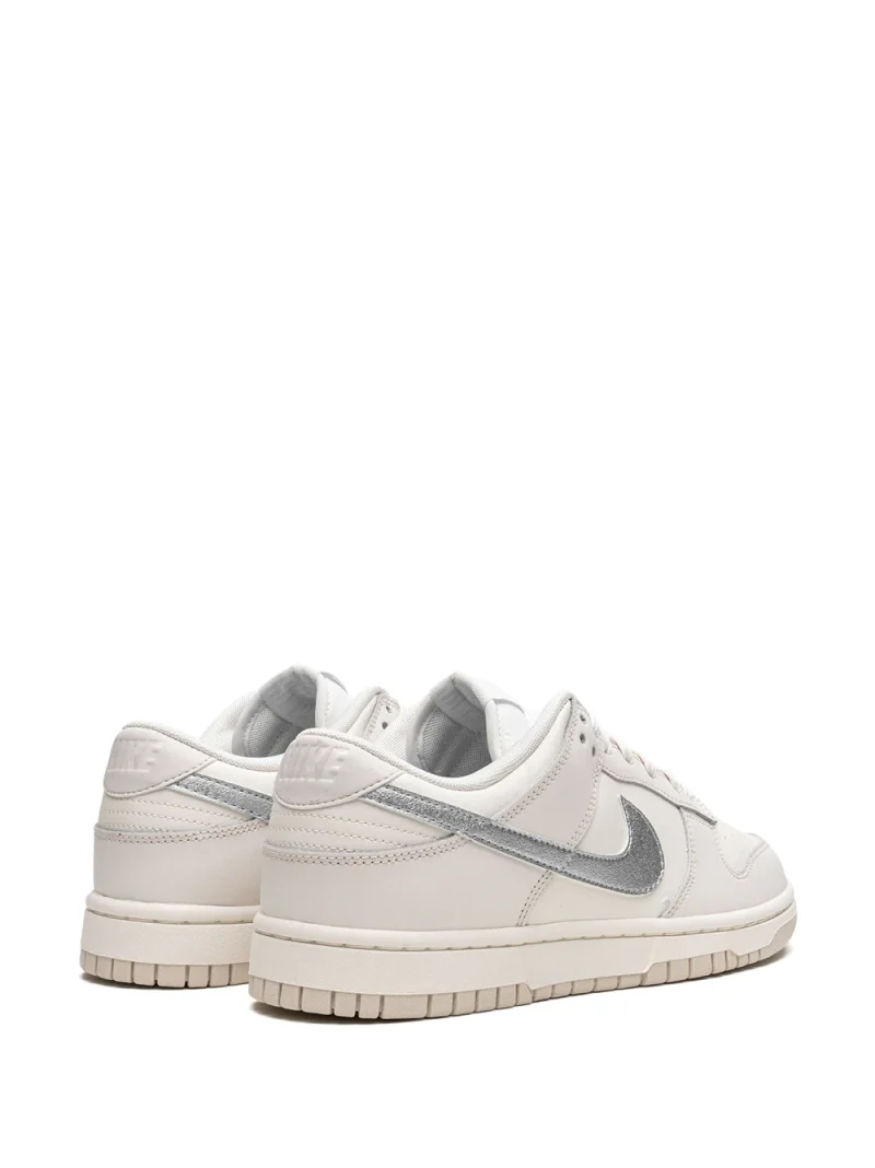 Dunk Low Sneakers